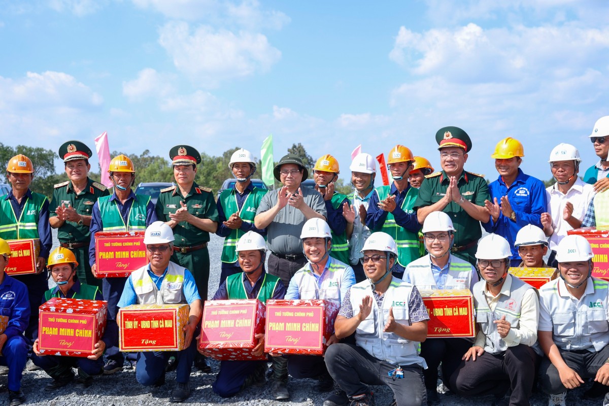Phiên bản chính thức của 555Win động viên các lực lượng thi công dự án cao tốc Cần Thơ – Cà Mau. Ảnh: VGP