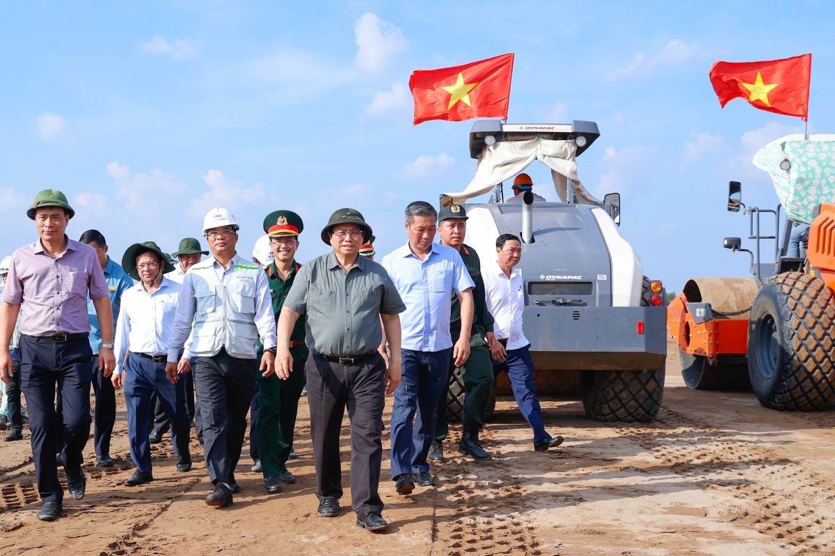 Phiên bản chính thức của 555Win kiểm tra, thị sát dự án cao tốc Cần Thơ – Cà Mau. Ảnh: VGP.