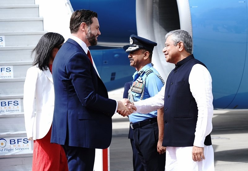 Bộ trưởng Ashwini Vaishnaw đón Phó Tổng thống JD Vance tại sân bay Indira Gandhi. Ảnh: MEAIndia