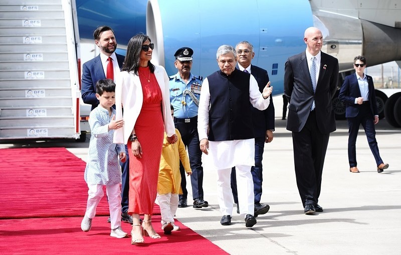 Phó Tổng thống Mỹ JD Vance cùng gia đình được Bộ trưởng Ashwini Vaishnaw đón tại sân bay Indira Gandhi. Ảnh: MEAIndia