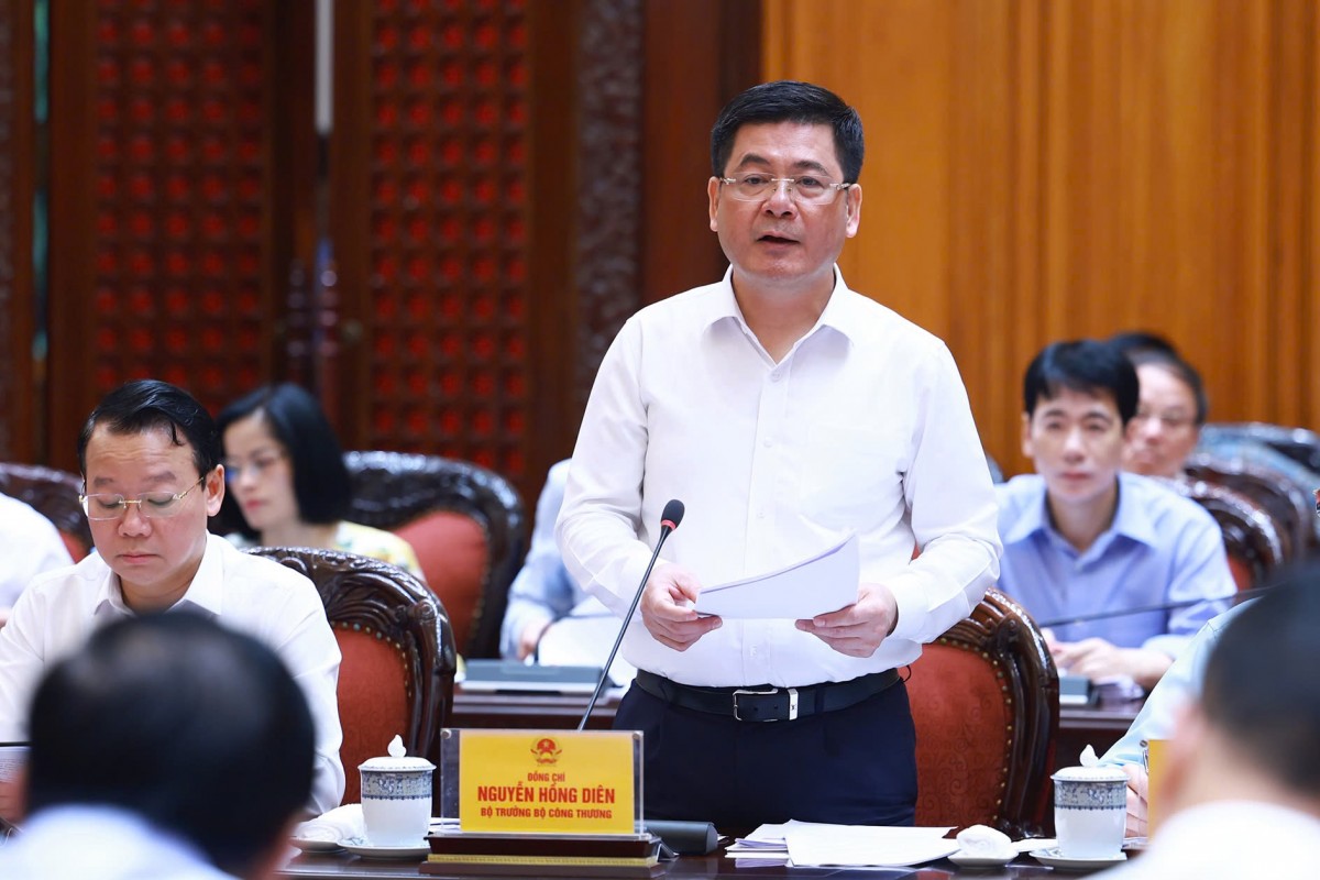 Bộ trưởng Bộ Công Thương Nguyễn Hồng Diên báo cáo tại cuộc họp. Ảnh: VGP.
