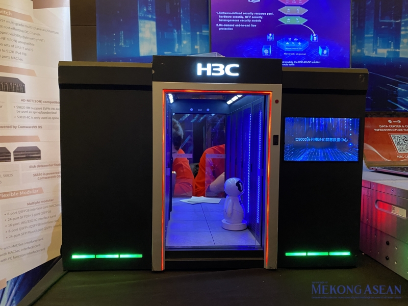 Công ty công nghệ H3C của Trung Quốc trưng bày trung tâm dữ liệu vi mô (micro data center) tích hợp dạng mô-đun bao gồm tủ rack tiêu chuẩn chịu tải cao, hệ thống cấp nguồn linh hoạt (điện lưới, bộ lưu điện, máy phát), hệ thống làm mát bằng điều hoà in-row