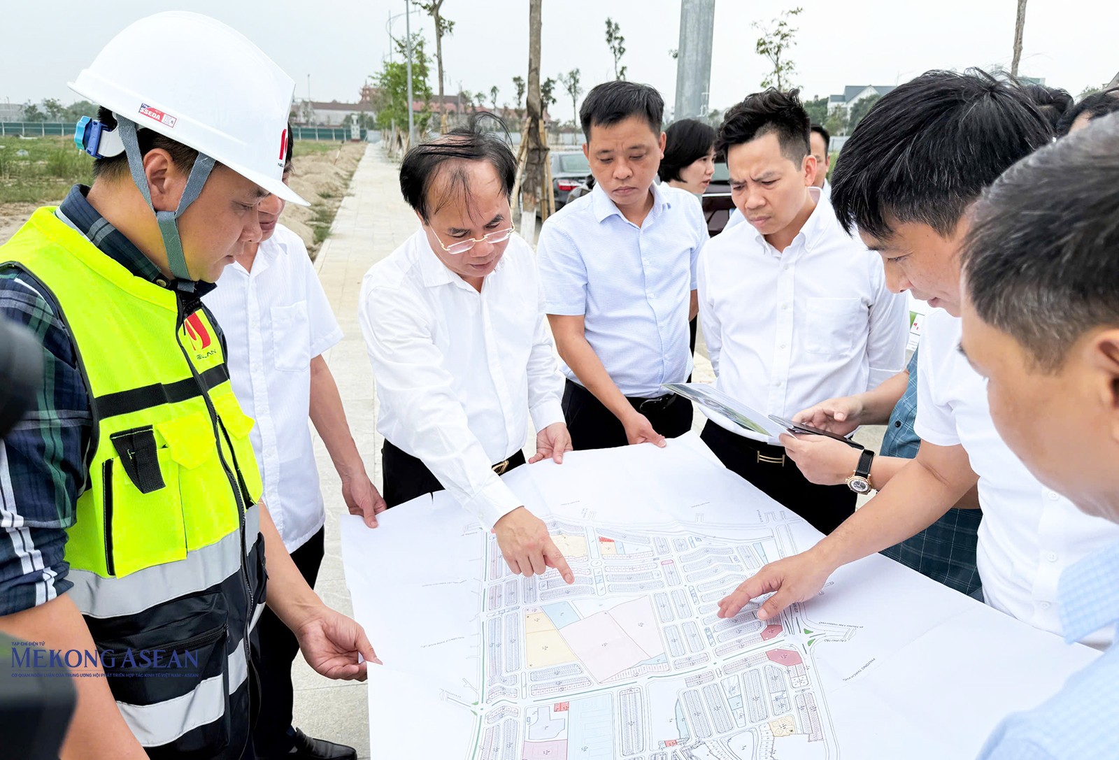 Thứ trưởng Nguyễn Văn Sinh làm việc tại công trường dự án nhà ở xã hội tại khu đô thị Tân Phú Hưng mở rộng.