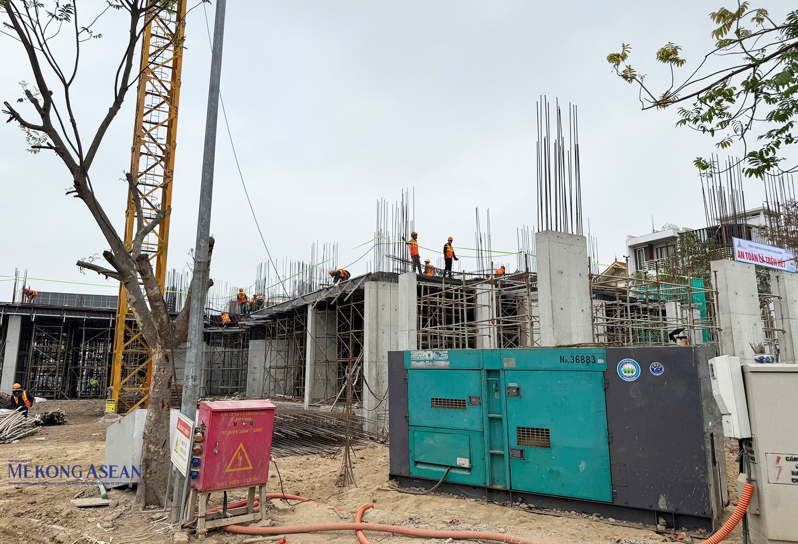 Công nhân, máy móc thiết bị… triển khai thi công tại công trường.