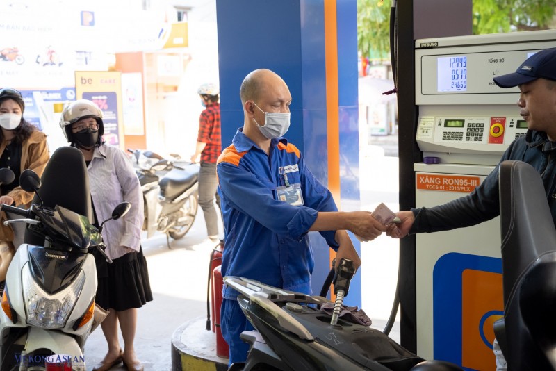 Giá xăng có thể tăng vọt gần 1.000 đồng/lít vào chiều mai 24/4