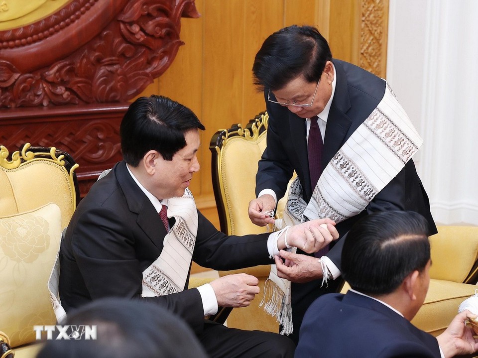 Tổng Bí thư, Chủ tịch nước Lào Thongloun Sisoulith buộc chỉ 