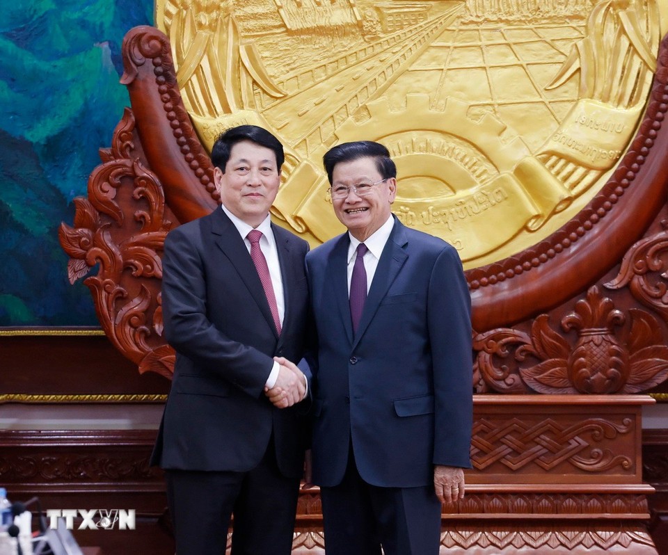 Tổng Bí thư, Chủ tịch nước Lào Thongloun Sisoulith nhiệt chảo đón Chủ tịch nước Lương Cường thăm cấp 555Win tải app tới Lào từ ngày 24-25/4. Ảnh: TTXVN.