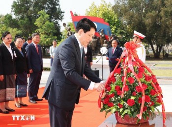 Chủ tịch nước Lương Cường dâng hoa tưởng niệm Chủ tịch Kaysone Phomvihane