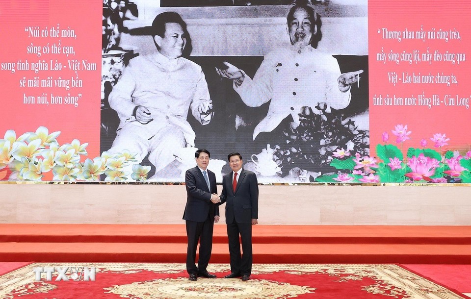 Tổng Bí thư, Chủ tịch nước Lào Thongloun Sisoulith đón Chủ tịch nước Lương Cường dự Giao lưu hữu nghị Việt - Lào với chủ đề “Tình sâu hơn nước Hồng Hà - Cửu Long” - Ảnh: TTXVN