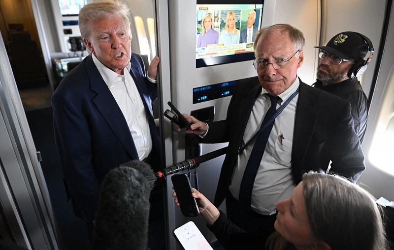 Tổng thống Trump trên chuyên cơ bay tới Rome để tham dự lễ tang Giáo hoàng Francis. Ảnh: Getty