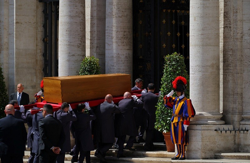 Linh cữu Giáo hoàng Francis được đưa vào trong Vương cung Thánh đường Đức Bà Cả. Ảnh: Reuters. Linh cữu Giáo hoàng Francis được đưa vào trong Vương cung Thánh đường Đức Bà Cả. Ảnh: Reuters.