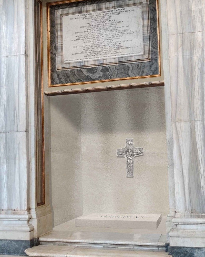 Ngôi mộ khắc chữ “Franciscus” – tên Latinh của ngài – cùng với bản sao cây thánh giá sắt mộc mạc mà ngài từng đeo suốt đời. Ảnh: Vatican News Ngôi mộ khắc chữ “Franciscus” – tên Latinh của ngài – cùng với bản sao cây thánh giá sắt mộc mạc mà ngài từng đeo suốt đời. Ảnh: Vatican News