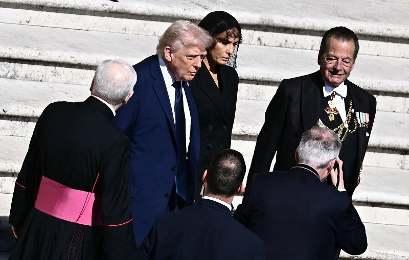 Tổng thống Mỹ Donald Trump cùng phu nhân đến dự lễ tang. Ảnh: Getty Tổng thống Mỹ Donald Trump cùng phu nhân đến dự lễ tang. Ảnh: Getty