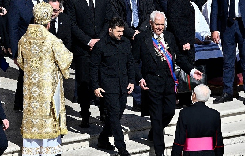 Tổng thống Ukraine Volodymyr Zelensky đến dự lễ tang. Ảnh: Getty Tổng thống Ukraine Volodymyr Zelensky đến dự lễ tang. Ảnh: Getty