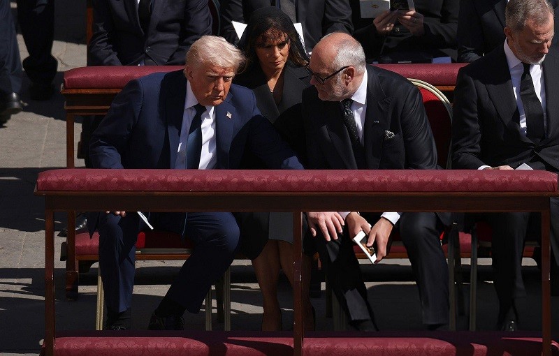 Tổng thống Estonia Alar Karis ngồi cạnh Tổng thống Mỹ Donald Trump và phu nhân tại lễ tang Giáo hoàng Francis. Ảnh: Getty