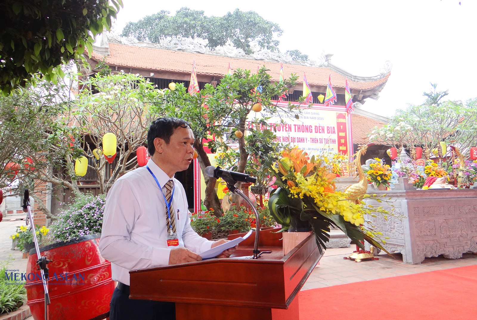 Ông Nguyễn Văn Công, Phó Chủ tịch Thường trực UBND huyện Cẩm Giàng đọc diễn văn tại lễ khai hội.
