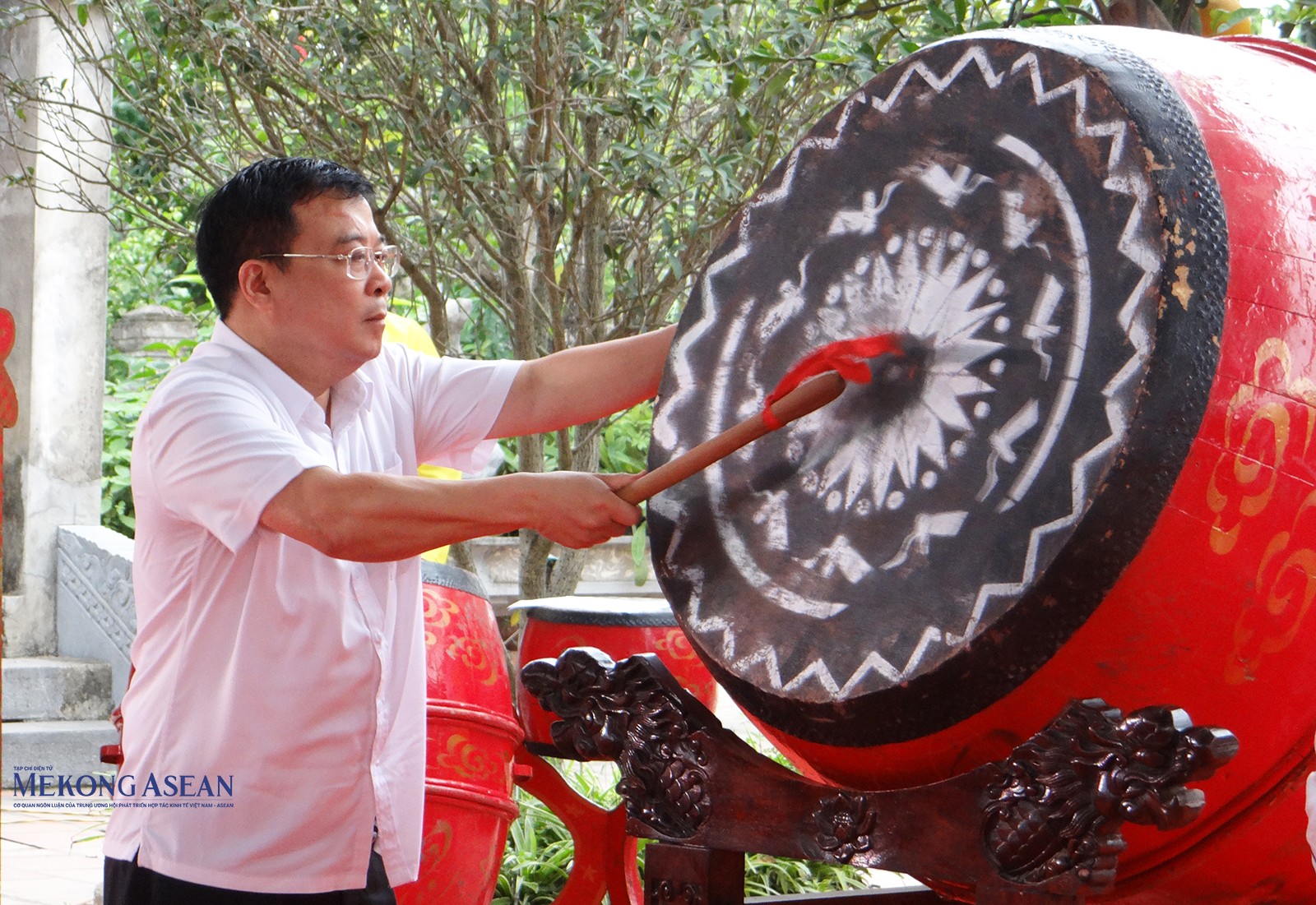 Ông Ngô Quang Giáp, Tỉnh ủy viên, Bí thư Huyện ủy Cẩm Giàng đánh trống khai hội.