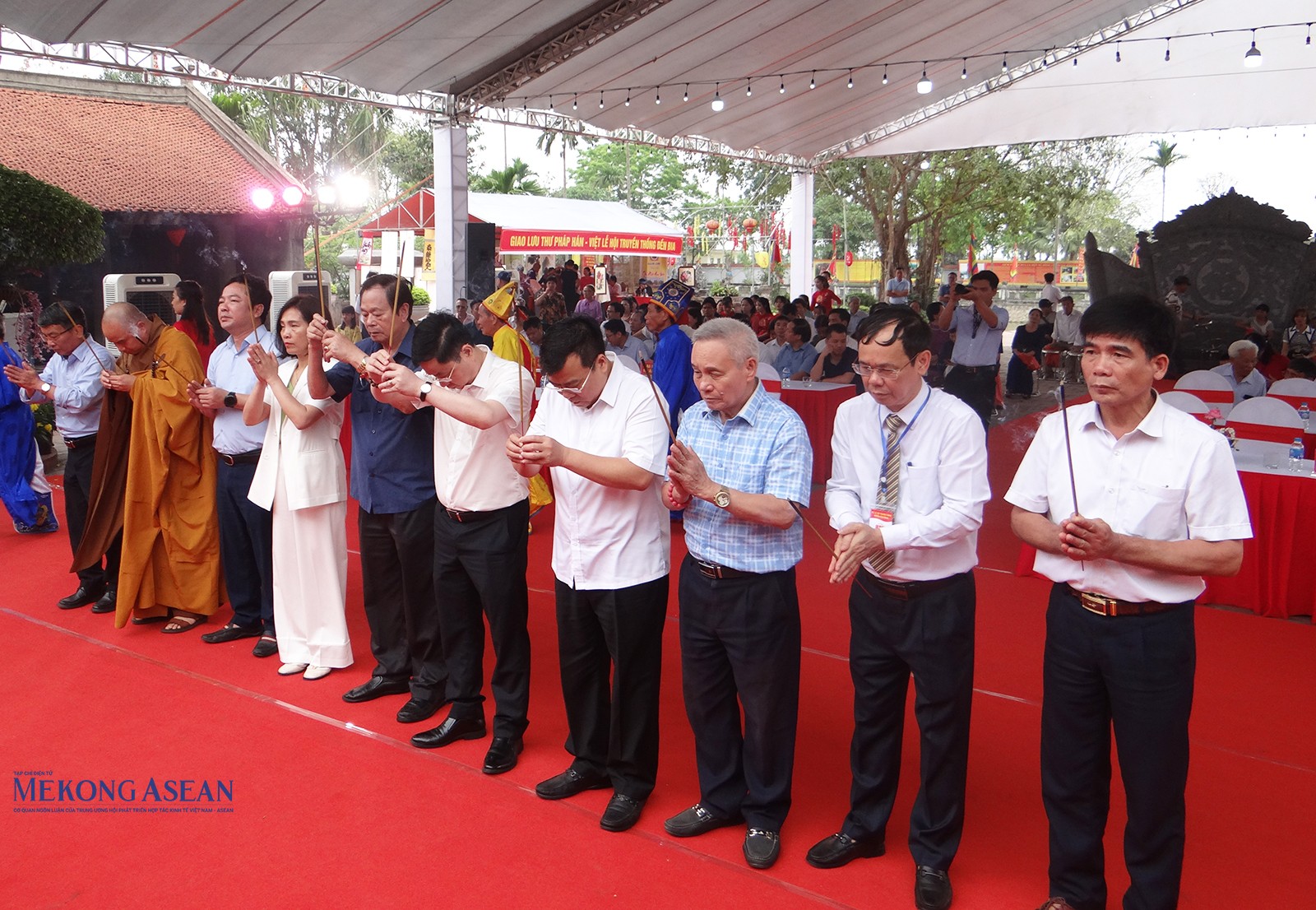 Các đại biểu dâng hương.