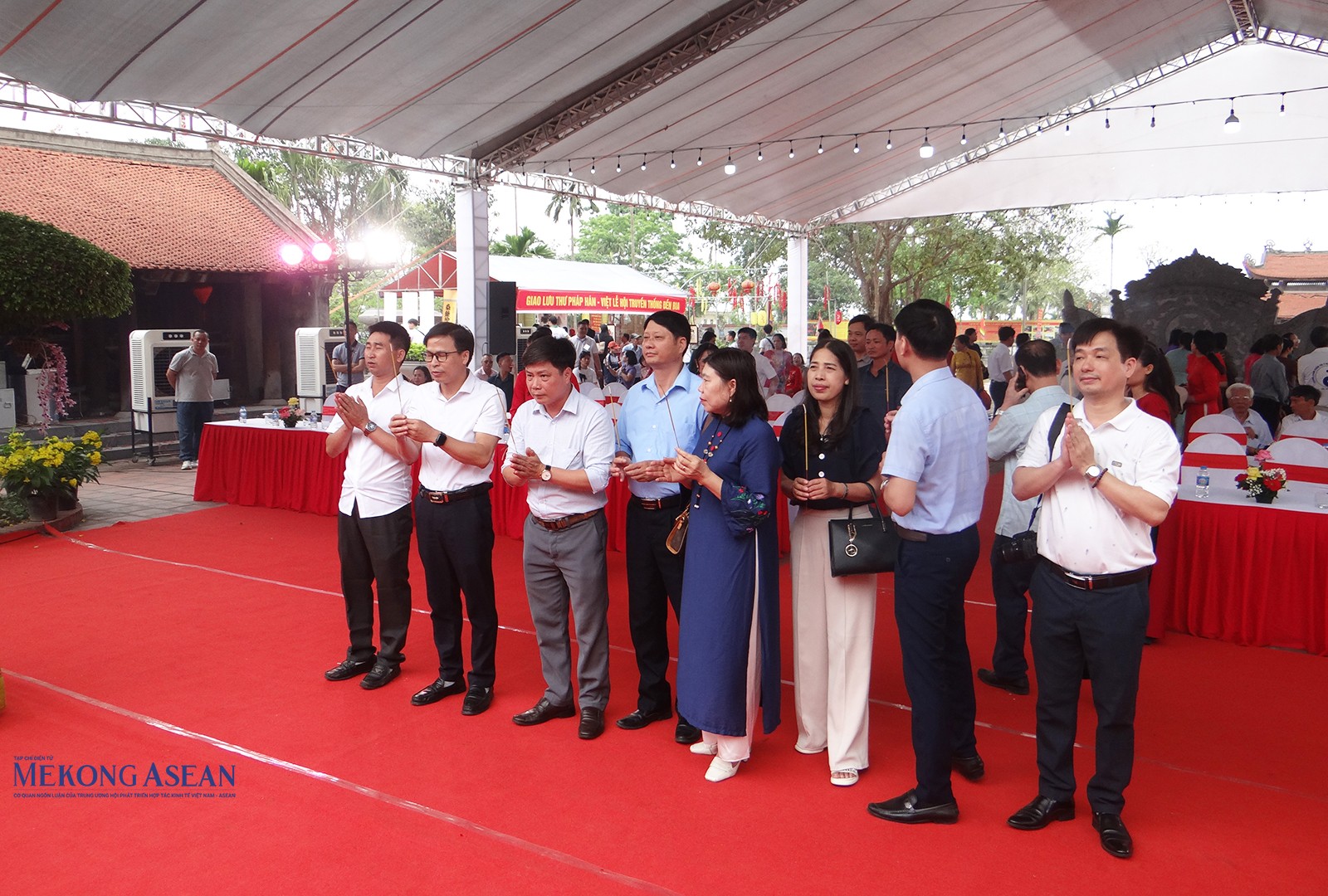 Người dân và du khách dâng hương.