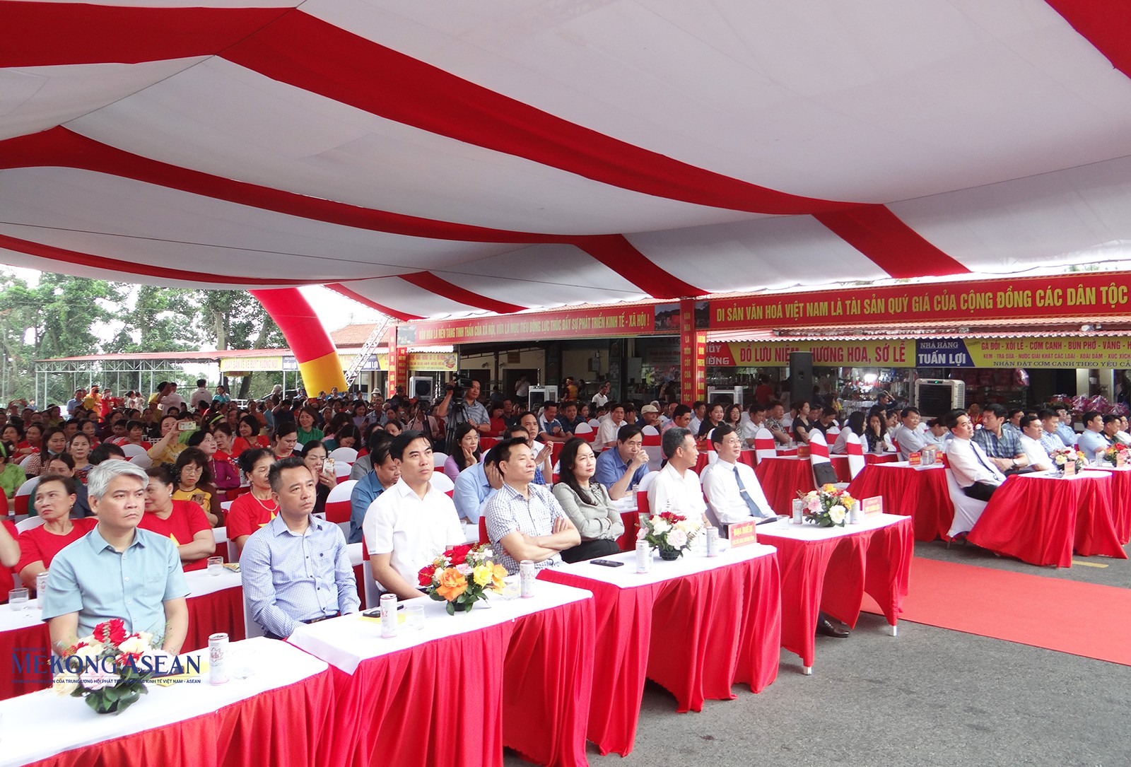 Các đại biểu, người dân và du khách dự Lễ tưởng niệm 774 năm ngày mất của An Sinh vương Trần Liễu.