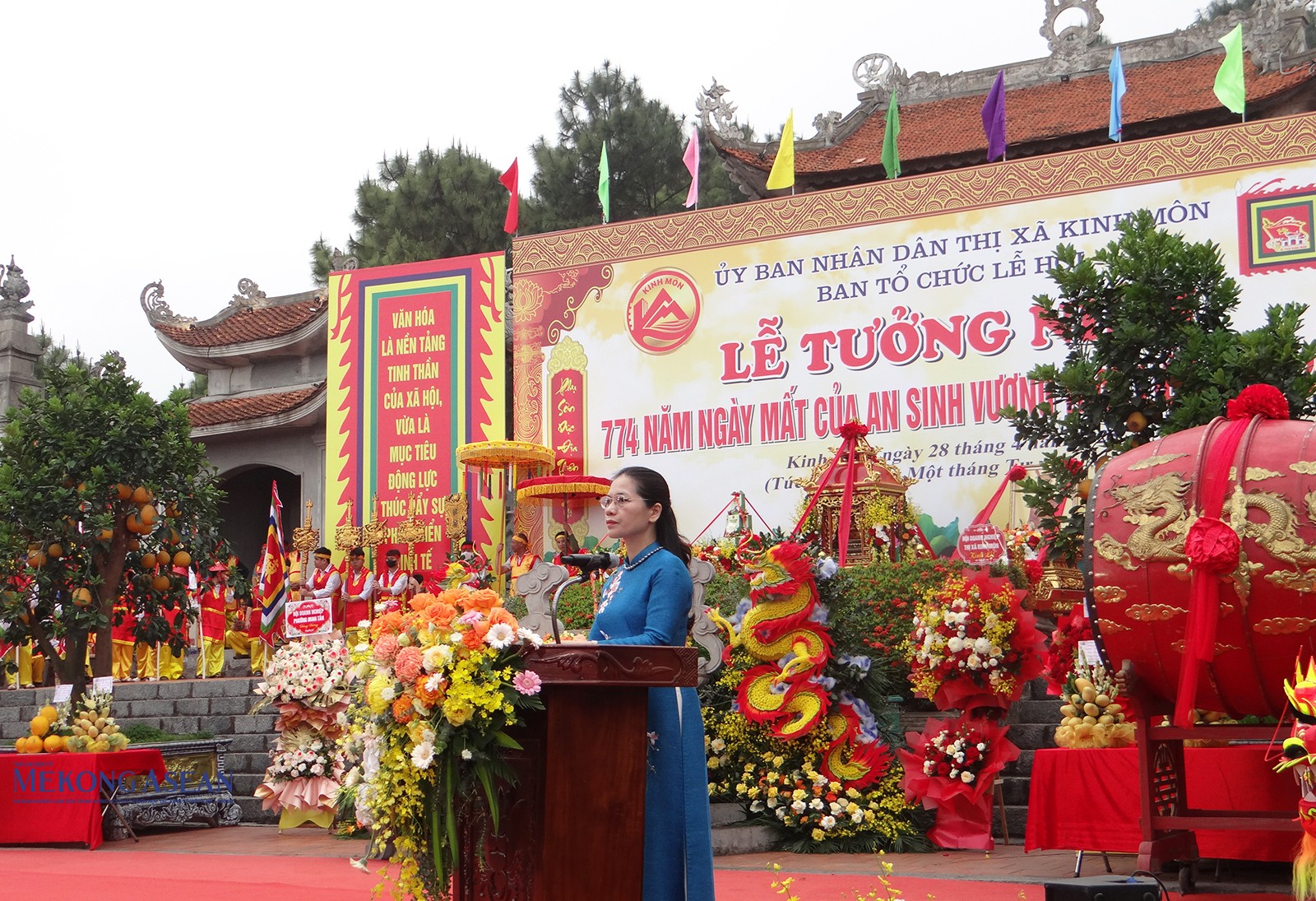 Bà Mạc Thị Huyền, Phó Chủ tịch UBND thị xã Kinh Môn đọc diễn văn tưởng niệm tại buổi lễ.