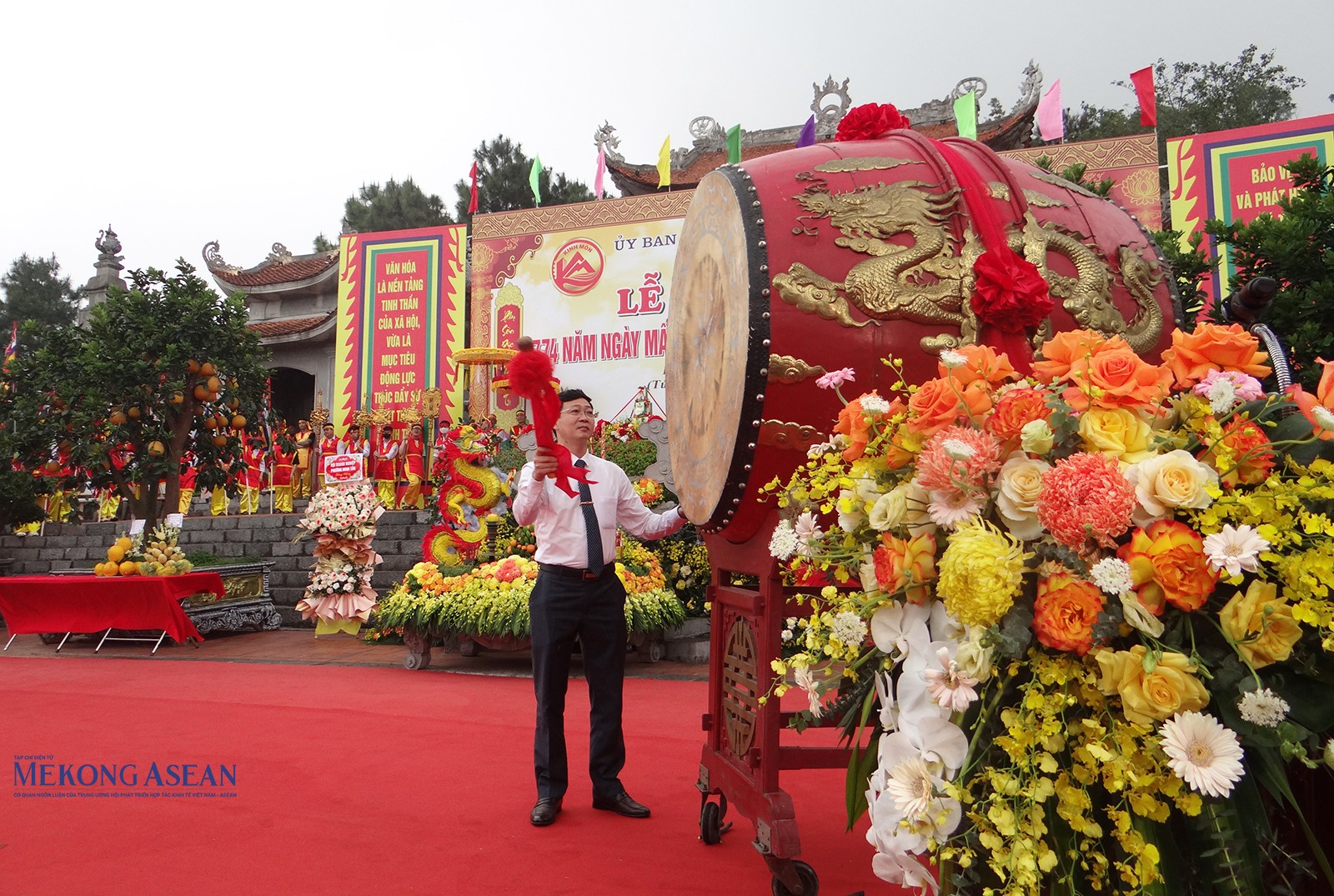 Ông Bùi Xuân Lộc, Phó Bí thư Thị ủy, Chủ tịch UBND thị xã Kinh Môn đánh trống khai hội.