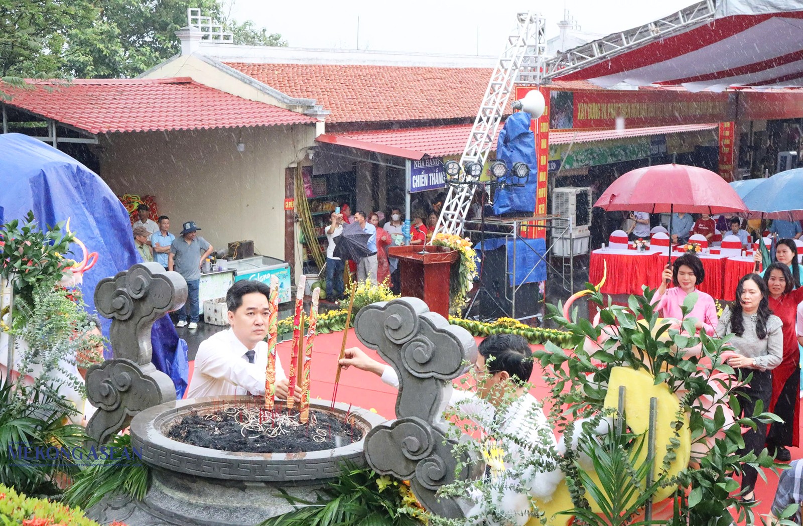 Đại biểu, người dân và du khách dâng hương tại đền thờ An Sinh vương Trần Liễu.