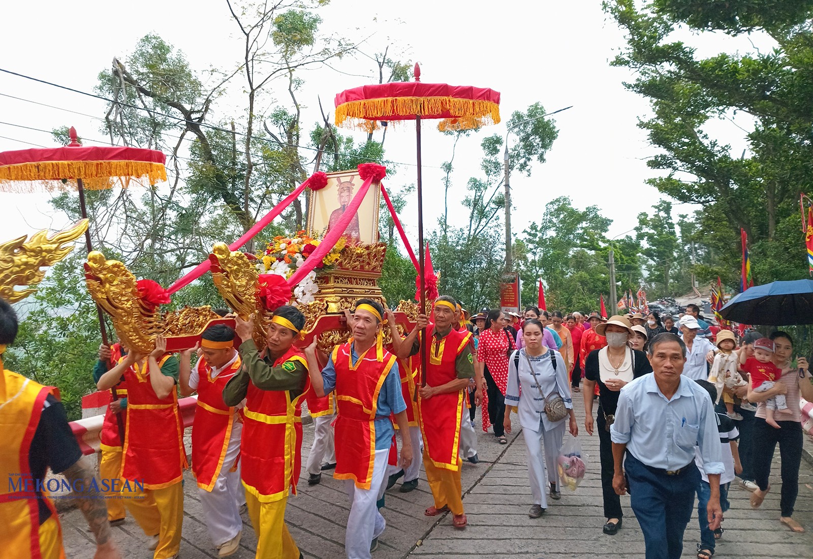Trước đó, cũng trong sáng nay (1/4 âm lịch) đã diễn ra diễn ra nghi thức lễ rước từ tượng đài Hưng Đạo Đại vương Trần Quốc Tuấn trên núi An Phụ về đền cao An Phụ. Lễ rước thu hút đông đảo người dân và du khách thập phương tham dự.