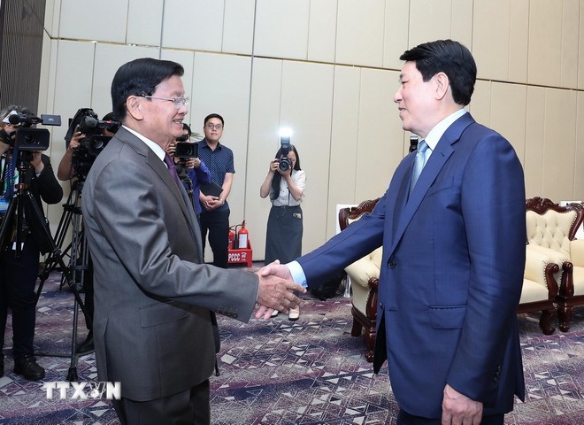 Chủ tịch nước Lương Cường và Tổng Bí thư, Chủ tịch nước Lào Thongloun Sisoulith. Ảnh: TTXVN.