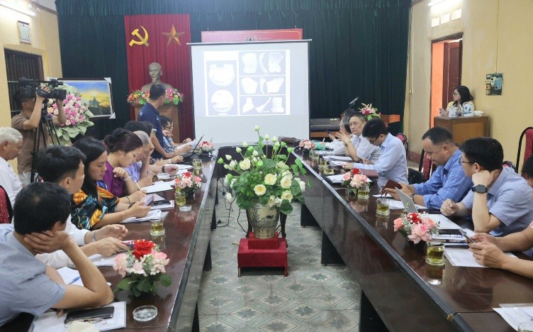Đại diện đoàn nghiên cứu báo cáo kết quả thăm dò khảo cổ sơ bộ.