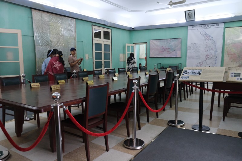 Nhà D67 có tên đầy đủ là Phòng họp của Bộ Chính trị và Quân uỷ Trung ương, được xây dựng năm 1967, có kiến trúc hiện đại, tường dày 60cm, có hệ thống cách âm đảm bảo tuyệt đối bí mật. Tại đây, trưng bày nhiều hiện vật, gồm đồ dùng của các đồng chí trong B