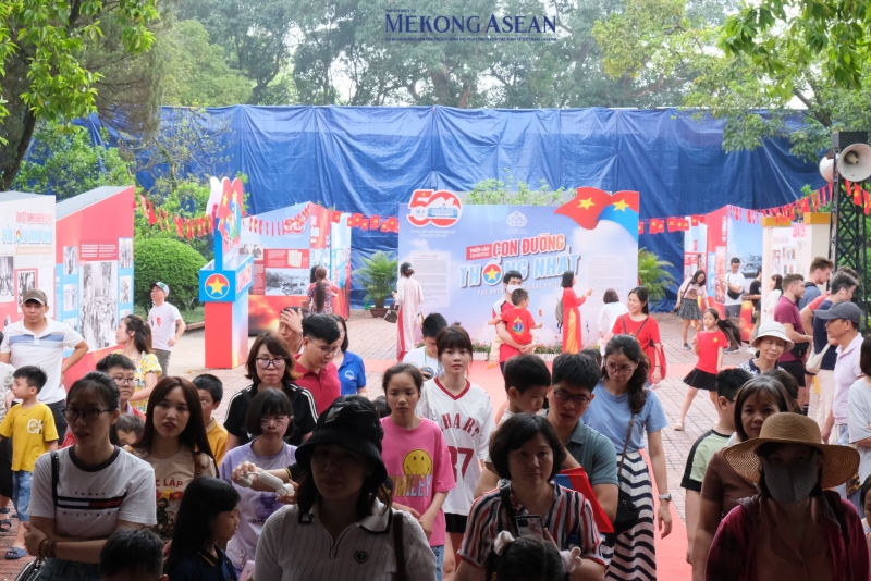 555win Login ghi nhận từ 8h sáng 30/4 đã có đông đảo người dân và du khách đến xếp hàng mua vé vào tham quan Hoàng thành Thăng Long. Giá vé vào cổng là 100.000 đồng đối với người lớn; 50.000 đồng dành cho học sinh, sinh viên, người cao tuổi và người có công với cách mạng. Miễn phí vé đối với trẻ em dưới 16 tuổi và người khuyết tật đặc biệt.