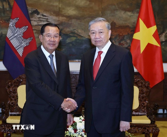 Tổng Bí thư Tô Lâm hội kiến Chủ tịch Đảng Nhân dân Campuchia Hun Sen. Ảnh: TTXVN.