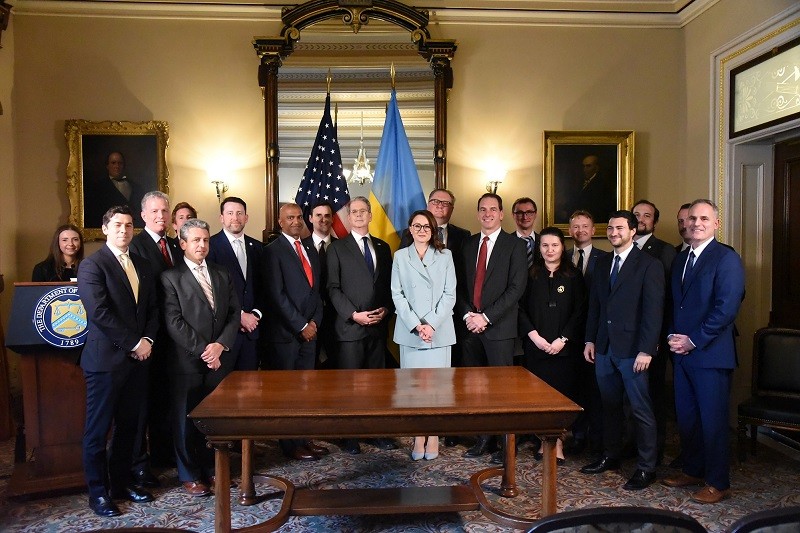 Phái đoàn Mỹ và Ukraine ký thỏa thuận khoáng sản tại Washington. Ảnh: Trang Nhà Cái 555win.com - Đăng Nhập +555k Mỹ
