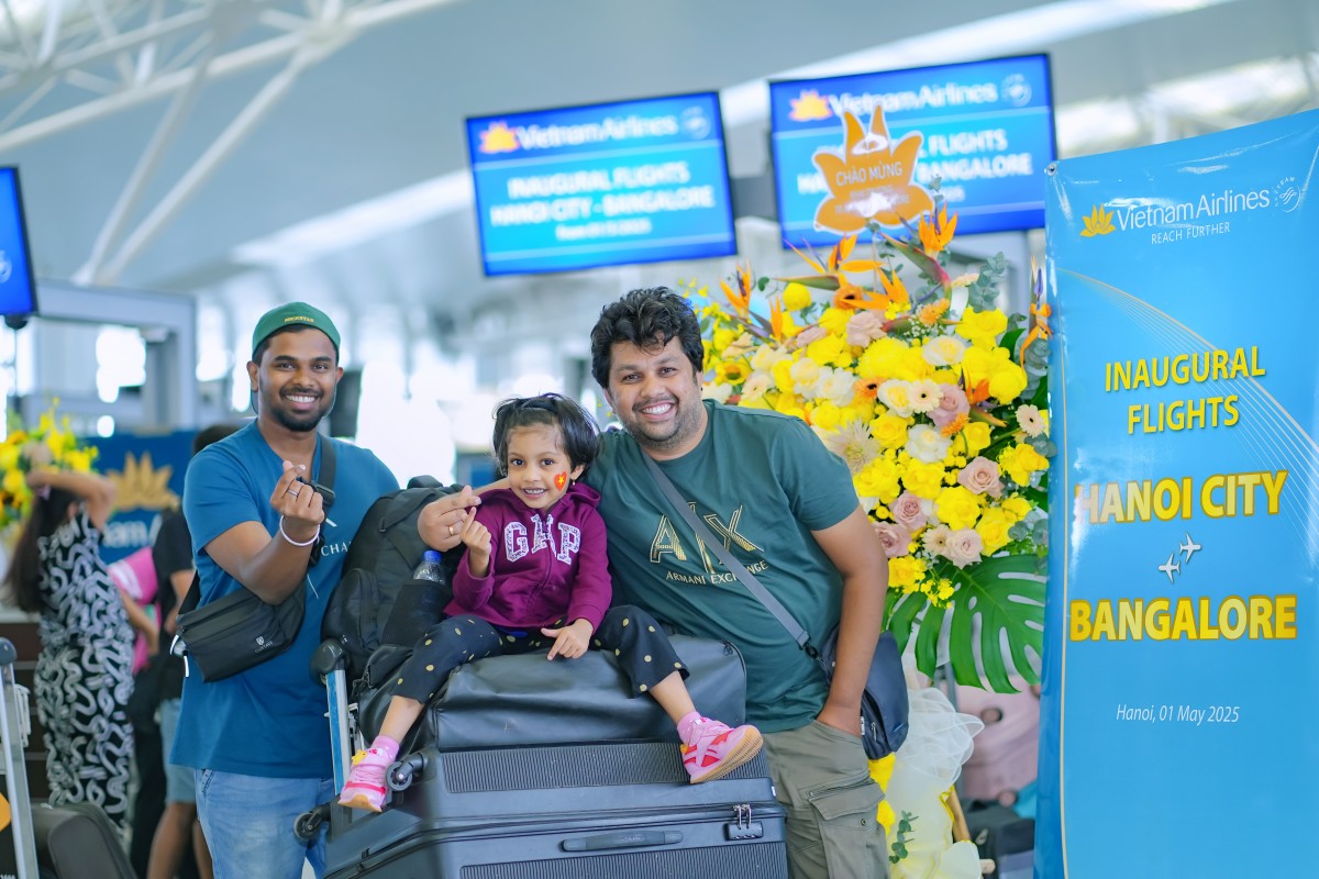 Hành khách vui mừng được bay trên chuyến bay thẳng kết nối Hà Nội với Bengaluru. Ảnh: Vietnam Airlines.