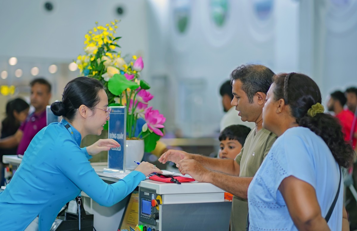 Vietnam Airlines chào mừng những hành khách đầu tiên của chuyến bay VN983 đi từ Hà Nội tới Bengaluru