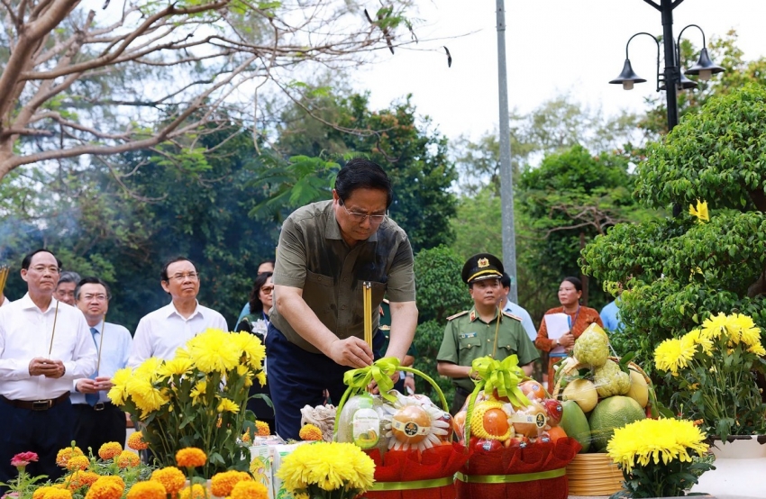 Thủ tướng Phạm Minh Chính dâng hương, viếng các Anh hùng liệt sĩ tại Côn Đảo