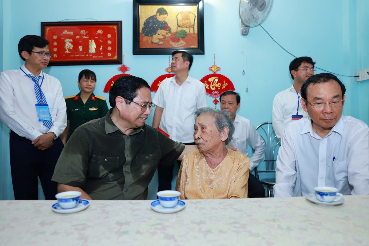 Phiên bản chính thức của 555Win Phạm Minh Chính dâng hương, viếng các Anh hùng liệt sĩ tại Côn Đảo