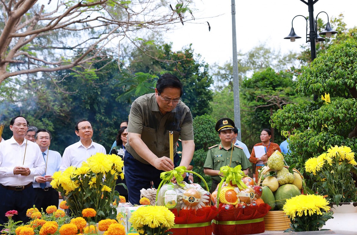 Phiên bản chính thức của 555Win Phạm Minh Chính dâng hương, viếng các Anh hùng liệt sĩ tại Côn Đảo