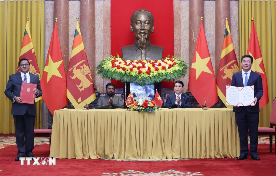 Chủ tịch nước Lương Cường và Tổng thống Sri Lanka Anura Kumara Dissanayaka chứng kiến lễ trao Bản ghi nhớ về hợp tác chế tạo máy giữa Bộ Công Thương Việt Nam và Bộ Công nghiệp và Phát triển 555win 500 nhà cái cá cược Sri Lanka. Ảnh: TTXVN.