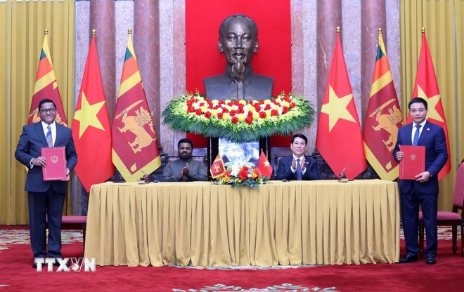 Chủ tịch nước Lương Cường và Tổng thống Sri Lanka Anura Kumara Dissanayaka chứng kiến lễ ký Hiệp định giữa Chính phủ Việt Nam và Chính phủ Sri Lanka về hợp tác và trợ giúp lần nhau trong lĩnh vực hải quan. Ảnh: TTXVN.