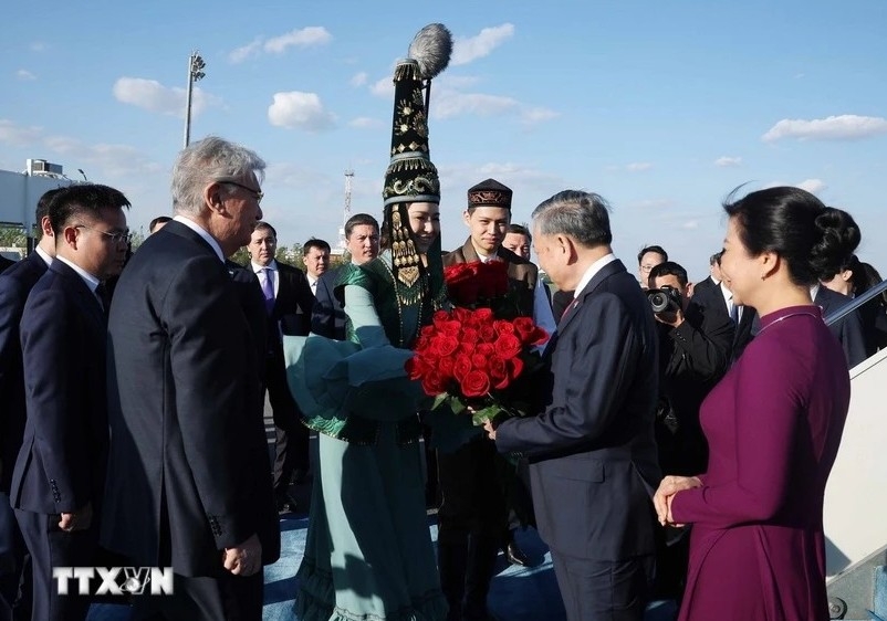 Tổng thống Kazakhstan đón Tổng Bí thư Tô Lâm tại sân bay