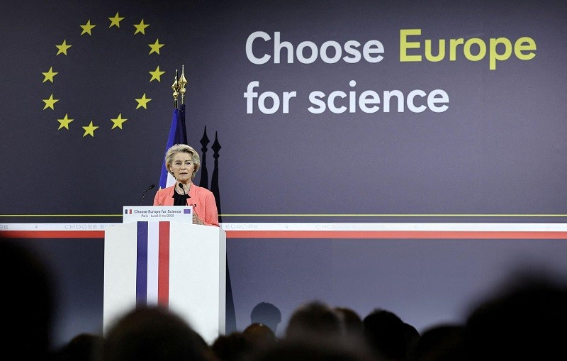 Chủ tịch EC Ursula von der Leyen tại Paris ngày 5/5. Ảnh: Getty