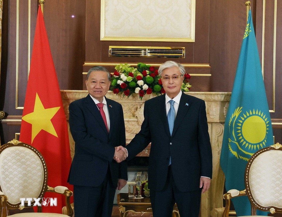 Tổng Bí thư Tô Lâm gặp gỡ cộng đồng người Việt Nam tại Kazakhstan
