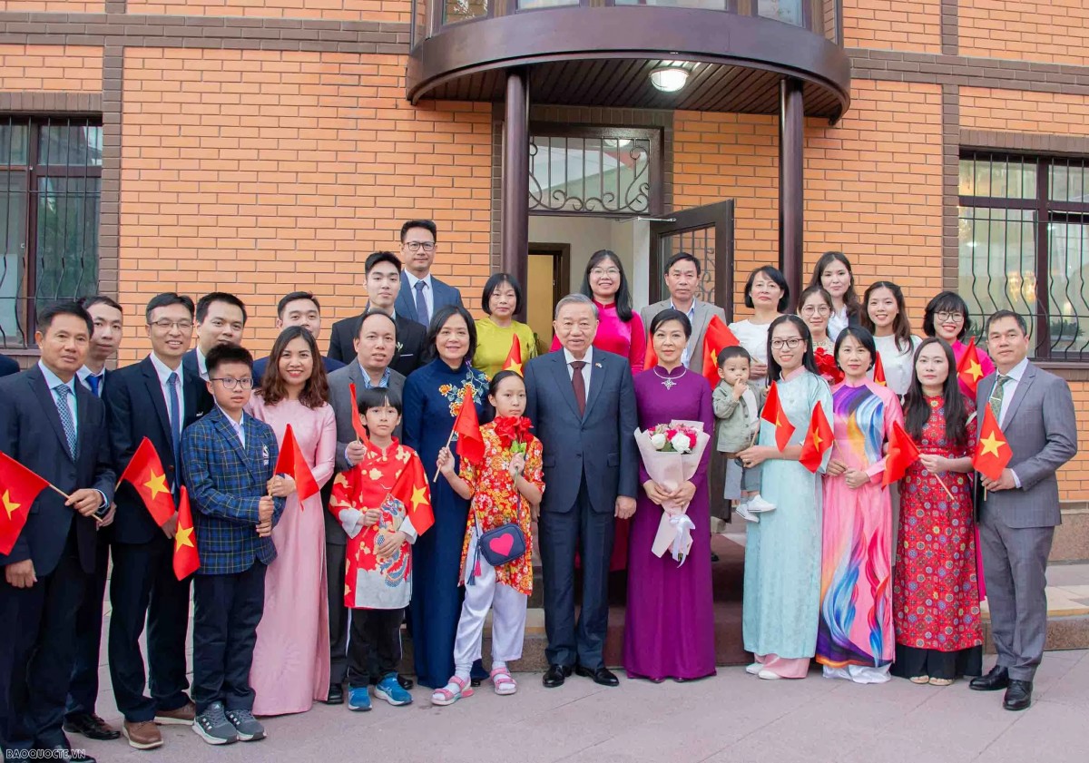 Tổng Bí thư Tô Lâm và Phu nhân Ngô Phương Ly chụp ảnh lưu niệm với bà con. 