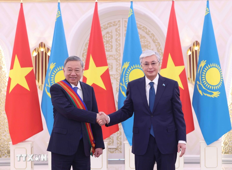 Tổng thống Kassym-Jomart Tokayev đã trân trọng trao tặng Huân chương Hữu nghị Dostyk hạng Nhất cho Tổng Bí thư Tô Lâm. Ảnh: TTXVN.