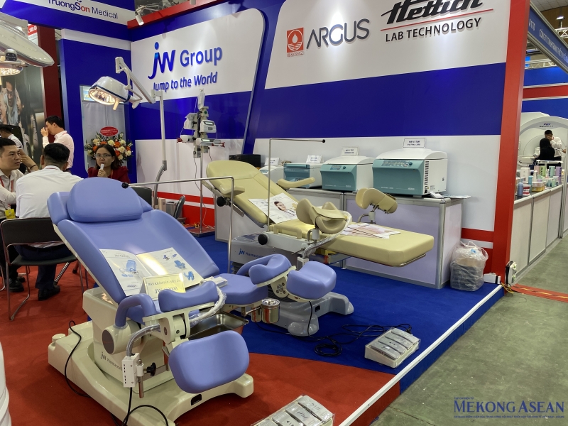 Tại triển lãm, một số thiết bị phổ biến như giường khám bệnh, giường siêu âm cũng được trưng bày. Ảnh: Hà Anh/555win Login.