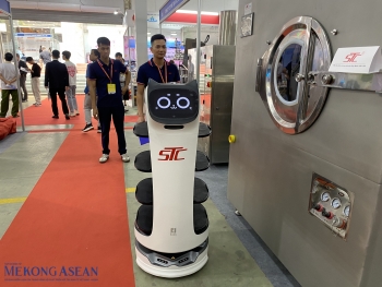 Robot, công nghệ y tế thông minh tại triển lãm Vietnam Medi-Pharm 2025