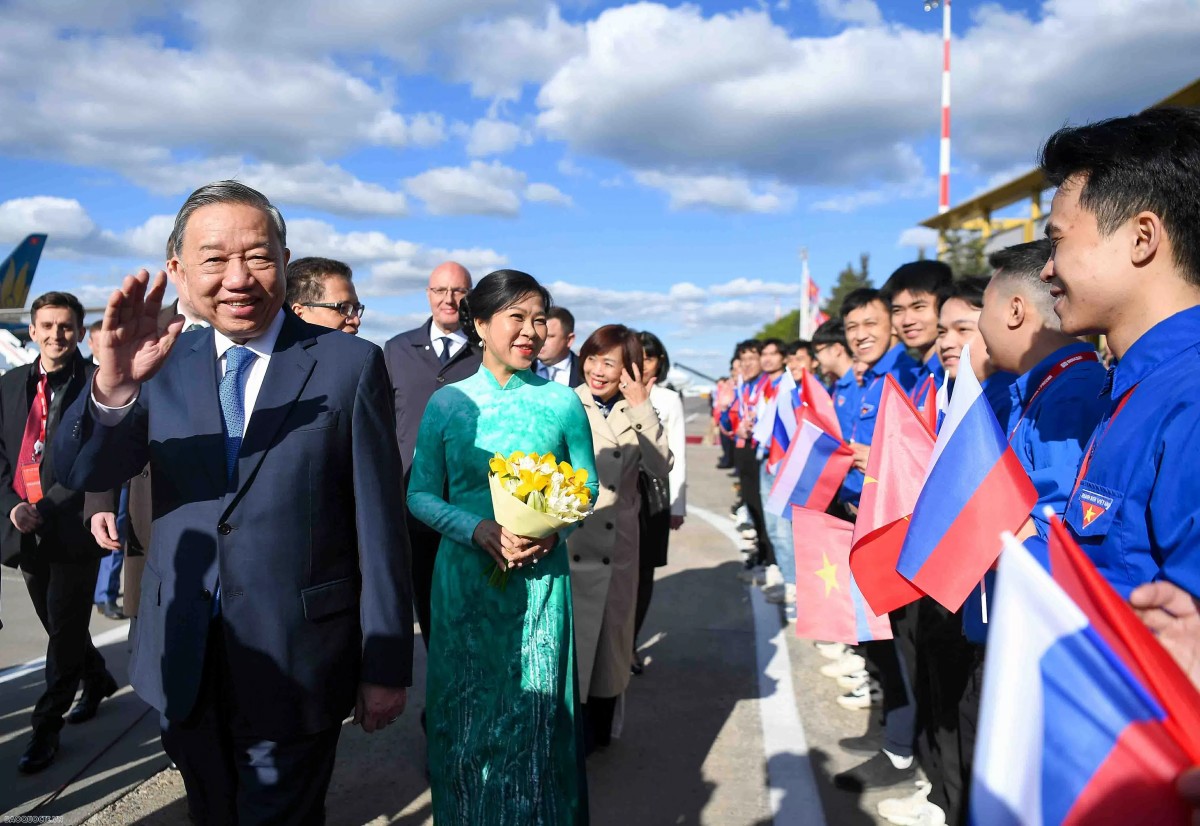 Đại diện cộng đồng, lưu học sinh tại Liên bang Nga đón Tổng Bí thư Tô Lâm tại sân bay. Ảnh: Báo Quốc tế.