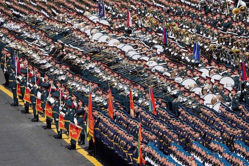 Các khối quân nhân trong Lễ duyệt binh Chiến thắng. Ảnh: Reuters
